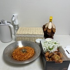 SNS에서 유행하는 음식 먹어본 후기🍜➕🍗
(까르보 현미베이크+불닭볶음면)

#콘수프기록집 #오늘의우리집 
#맞팔 


🍗오븐마루 - 까르보 현미베이크치킨

✅튀기지 않은 오븐베이크

-죄책감이 덜해서 좋았어요😆
-겉은 바삭바삭한 식감, 속은 닭다리살이라 촉촉


✅점바점이 있는 듯한 구성

-다른 지점은 야채 따로 안 주는 것 같은데,
여긴 양파+채소를 주고

-까르보소스에 새우도 들어가는 지점이 있는데
제꺼엔 없었어요.

-까르보소스가 까르보맛이 아니라
그냥 치킨이랑 잘어울리는 맛있는 소스!
짭짤해요. 소스가 부족하니 추가해도 좋을 듯해요.


🍜불닭볶음면이랑 조합

-어울리는 지는 모르겠고
치킨 자체가 맛있어요!

-둘이서 치킨 한마리 양이 부족하기 때문에
있어서 나쁠 건 없어요 ㅋㅋ

-불닭은 개인적으로 끓여먹는 것보다 컵라면이 더 맛있는 것 같아요