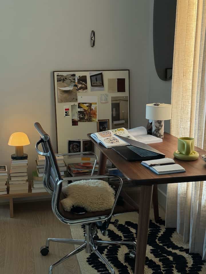 A workspace that makes room for both focus and inspiration. Warm walnut, chrome details, and soft lighting give the desk a grounded, lived-in feel, while books, sketches, and pinned references keep creative ideas close by.

Credit: @Joyceemli

#HomeOffice #WorkspaceInspiration #DeskSetup #WarmMinimalism #ModernInterior #WorkFromHome #WalnutFurniture #DesignDetails #CozyWorkspace #HomeStyling #NeutralHome #CreativeWorkspace #EverydayInteriors #OfficeInspiration #CuratedHome