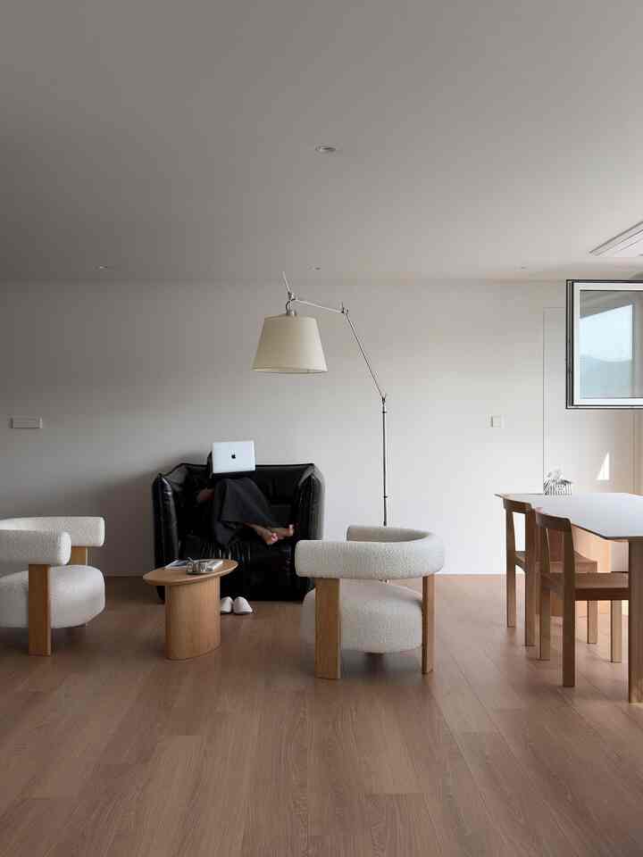 生きてみると、これは本当にうまくやりたい3つのことです  

まず、ホワイトウッドトーンの背景
塗装のように見える壁紙と原木感のある床
家全体が明るくミニマリストな雰囲気に！ 

第二に、開放感を活かしたキッチン 
上場を緩めて開放感を生かすと体感面積が大きく変わり、
背の高い長さがあり収納も十分！ 

最後はキッチンフィルムの組み合わせ。
グレートーン家具場にウッド上場組み合わせで暖かく。  #구축아파트인테리어 #화이트우드인테리어 
