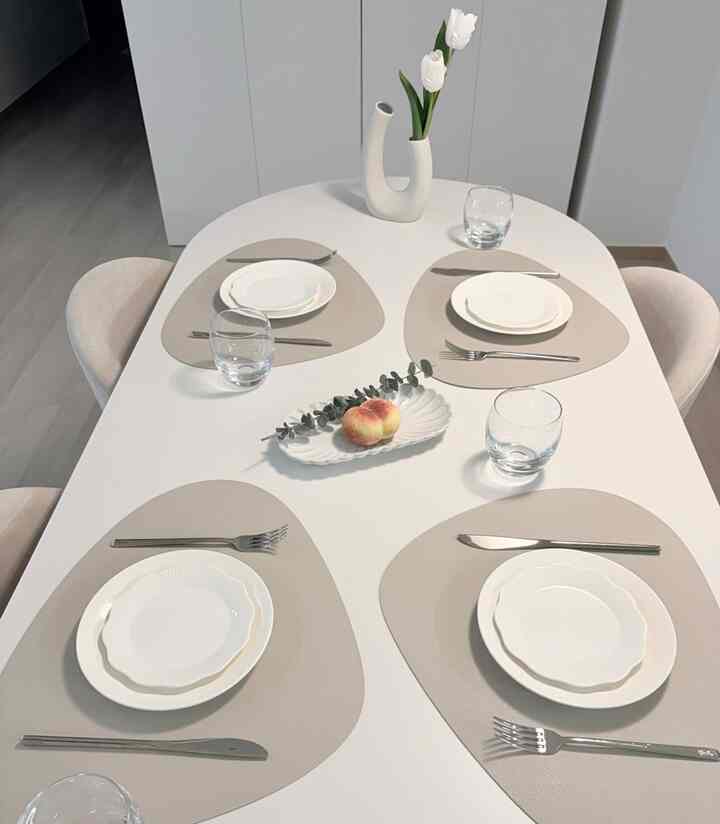 ダイソーから購入したホワイト食器で 
4人テーブルセッティングをしてみました。

あまりボウルをよく割るガラス手首だから 
高価な食器は負担になります😢

高価なボウルでなくてもデザインと色味、質感を 
よく合わせれば十分きれいなテーブルになるようです。 
賢明な消費だよね！ 😊

✅純白花びらラインプレート15cm
       品番: 66734  
       価格：1,000ウォン 

✅プリーツエンボスプレート19 cm
       品番: 1053486  
       価格：2,000ウォン
 
✅石畳形マット  
       品番: 1054622 ブラウン
       価格：1,000ウォン

✅エンボス菊楕円皿24cm 
        品番: 1056149  
        価格：3,000ウォン

✅グルーブオンザラックカップ360ml
       品番: 1055837  
       価格：1,000ウォン

・食器類ともに磁器材質で 
    電子レンジ、食洗が可能です。


＃コンスープ記録集＃賢明な消費＃ダイソーおすすめ
＃ダイサル機＃テーブル設定
＃カジュアル＃ホワイト食器＃ミニマルインテリア
＃北欧インテリア＃ジャパンディインテリア＃コスパインテリア
#ホームスタイリング #ダイソー #ハニーテムおすすめ 
