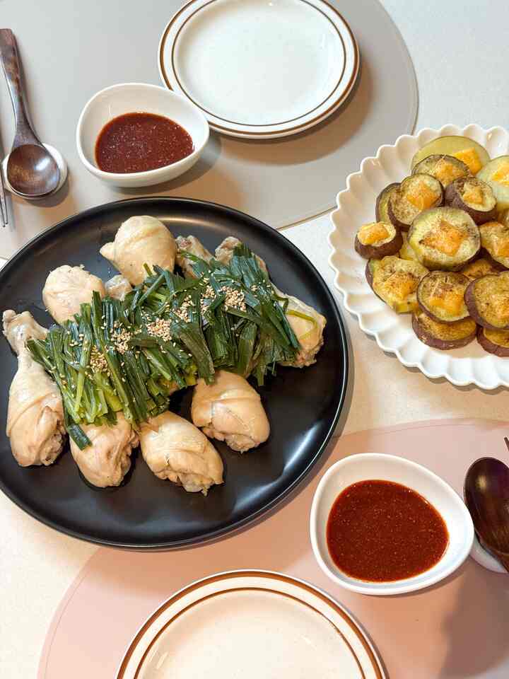 🌟
🍽️今日のメニュー
- 北朝鮮の蒸し鶏
- サツマイモチーズ焼き
。
北朝鮮の蒸し鶏は初めてですが、とても美味しかったです！？ 
健康を取り、タンパク質を取り、何よりもその赤いソース！キックすぎる…🥹
オーブンにさつまいもにオリーブ油をぬらして焼きます。 
チーズを上げて焼きます。 
シナモンの粉を上げて食べるとおいしいです🫒🍠🧀

 ＃新婚は何ですか？
