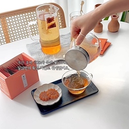 요즘 우리집 홈카페 단골메뉴 소개🧡
날씨가 더워져서인지 요즘 물을 정말 자주 
찾게 되는데 맹물은 별로 안좋아해서 
호박팥차를 수시로 마시고 있어요 
최근에 구매한 이우아여사 유리물병 1L에
달심 호박팥차 티백 하나만 넣어 냉침해두면 진하게 우러나 하루 종일 시원하고 맛있게 마시기 좋더라고요. 
에어컨때문에 으슬으슬 추울땐 킨토티팟에 우려서
따뜻하게 즐기기도 해요
무향료·무설탕·무방부제라 부담 없이 즐길 수 있고, 
달달고소해서 식단 관리 중이나, 식사, 야식을 먹은 후 가볍게 마시기에도 좋답니다
호박팥차로 시원하게 수분도 채우고, 
하루 루틴도 가볍게 이어가보세요🧡
#예쁜템최고야 #콘수프기록집 #홈카페메뉴 #홈카페 #차마시기 #호박차 #호박팥차 #여름음료 #유리물병 #유리잔 #티팟 #킨토 #이우아여사 #오늘의가든 #맞팔 
