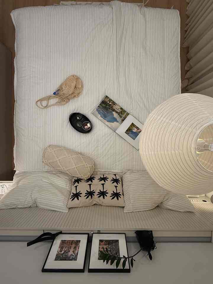 #寝室

リゾート地に来た感じで🌿

＃小道具＃オブジェ＃寝室の飾り＃夏の寝具＃小道具の飾り＃寝室の家具＃ベッド＃ホームスタイリング＃ベディング＃小道具のインテリア＃棚のインテリア＃棚の飾り