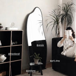 #예쁜템최고야 #콘스프기록집 
이게 진짜 여름이지!🌞
습하고 덥고…
이제 진짜 여름 시작이네요.🥹
근데 더워도
집에 새로운 거 하나 들이면
괜히 기분 좋아지는 거 저만 그런가요?🤍
요즘 우리 집에 새로 들인
비정형 전신거울!
원래 거울 하나 바꾼다고
분위기가 얼마나 달라지겠어? 했는데…
생각보다 존재감이 엄청나요.
그냥 벽에 툭 세워놨을 뿐인데
공간이 더 넓어 보이고,
오브제 하나 둔 것처럼 분위기까지 바뀌더라고요.
특히 곡선 라인이 예뻐서
어디에 둬도 포인트가 되는 느낌🤍
요즘은 외출 전에 한 번,
집에 들어와서 한 번.
괜히 거울 앞을 한 번씩 더 지나가게 됩니다.😌
#오늘의집 #스페셜크리에이터 #오늘의집크리에이터
#전신거울 #비정형거울 #아치거울 #거울인테리어 #거실인테리어 #드레스룸인테리어 #홈스타일링 #집꾸미기 #홈데코 #화이트인테리어 #미니멀인테리어 #유럽감성인테리어 #감성인테리어 #신혼집인테리어 #아파트인테리어 #오늘의집 #오호하우스 #여름집꾸미기 #여름일상 #집스타그램