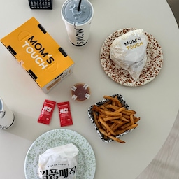 #오늘의우리집 #콘수프기록집 
비 오는 지난 주말
배달음식 시켜놓고
김부장 정주행하며 하루를 보냈어요
이런 날은 역시 집이 최고
집에만 있어도 충분히 행복한 집수니예요🏠
아직 김부장 안 보셨다면
한 번 보시길 추천드려요☺️
#홈쿡 #배달음식 #플레이팅 #크로우캐년 #크로우캐년접시 #플레이트 #식기추천 #원형테이블 #원형테이블800 #루이스폴센 #판텔라포터블 #루이스폴센조명 #홈스타일링 #작은집꾸미기 #20평대아파트인테리어 #20평대인테리어 

