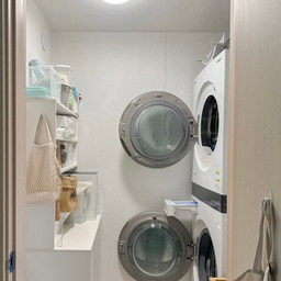 한평 세탁실 꾸미기는 이렇게👚👕👖
저희집 베스트3안에 드는 공간이 있다면
바로 세탁실이에요🧺
처음에 이사오고 이 좁은 공간을
어떻게 써야 잘 쓸 수 있을까 하고 고민을 했는데
양쪽 벽을 꼭 쓰자 생각에 분리수거겸 
수납장을 한쪽에는 두고
한쪽은 세탁실을 두었어요
바닥도 타일을 직접 깔았어요
이러니까 공간을 활용할 수 있게 됐어요
빨래 공간도 충분하고 수납도 돼서
너무 좋더라고요 참고해보세요😊
#인테리어노하우 #콘수프기록집 #셀프인테리어 #세탁실인테리어 #세탁실 #세탁실정리 #세탁실수납 #세탁바구니 #세탁실꾸미기 #세탁실수납장 #한평인테리어 #1평인테리어 #1평 #세탁실추천템 #빨래바구니 #빨래건조대 #빨래건조대추천 