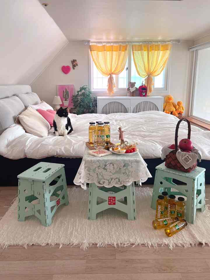 私たちが腹層を楽しむ方法 💓🐈‍⬛
春夏秋冬すべて私たちのアジトスペース🤍
画面を下げてビームプロジェクトで映画を見て
おいしい食べ物も食べる
冬には暖炉をつけてロマンチックに楽しむ複層空間🤭
しかし、私たちの中でこの空間で一番よく楽しむのは私たちの家の猫です。

＃2階建てのインテリア＃コンスープ記録集#猫インテリア #猫執事