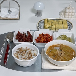 #바지락된장찌개 #양념게장 #계란밀이
오늘은 바지락 된장찌개랑 계란말이, 밥만 해서 상을 차렸어요 반찬은 양념게장, 죽순무침, 오이무침이에요
열무김치도 새로 주셨는데 오늘은 안 꺼냈구요 된장찌개에 넣은 양파, 애호박, 바지락은 엄마가 주신 거로 끓였어요
찌개에 바지락을 제외한 재료를 한 번에 넣고 끓이면서 계란말이를 만들었고 바지락은 오래 끓이면 질겨진다고 들어서 따로 나중에 넣었어요 계란말이는 한 김 식힌 후에 썰었어요
#오늘의우리집 #오늘의장면한컷 #콘수프기록집 #예쁜템최고야 #헤리터 #테이블매트 #사브르 #빌레로이앤보흐 #아우든 #혼자서도잘먹어요 #조명 #소품 #추천템 #자취 #저녁 #메뉴 #추천 #맞팔 