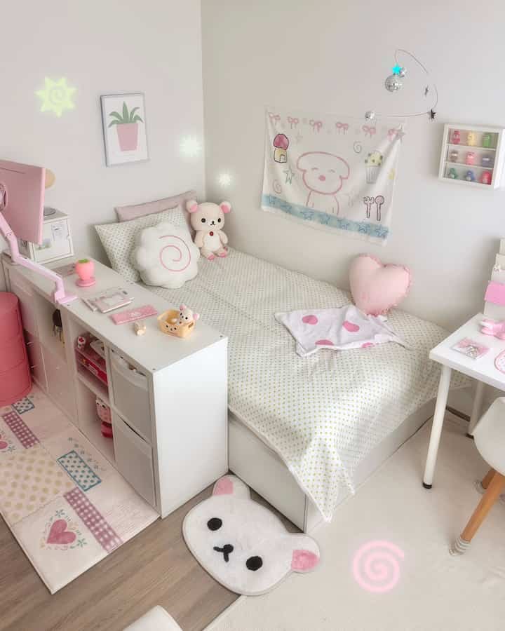 白とピンクの色調で構成された子供部屋、ベッドとデスク、かわいいぬいぐるみが配置された印象的なインテリア