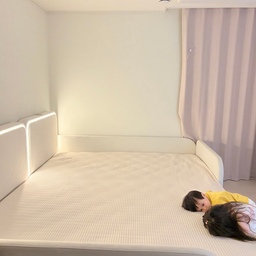 🏠 아이들과 함께하는 침실 미니 집들이✨
우리 집에서 가장 포근하고 아늑한 침실 공간을 소개해요.
아이들과 함께 자는 공간이다 보니 침대 고를 때 
고민이 정말 많았는데요. 
디자인도 깔끔하고 아이들 안전까지 챙길 수 있는 
제품을 고르고 골라 '페라모 패밀리침대'로 픽했답니다! 
화이트인테리어에 정말 찰떡이라 볼 때마다 흐뭇해요🤍
요즘 날이 부쩍 더워지면서 열 많은 아이들 땀띠 걱정에, 
여름 필수템이라는 베베데코 냉감패드도
얼른 깔아주었어요! ❄️
사진 보시면 아시겠지만, 깔아주자마자 시원한 걸 알고 아이들이 침대 위로 쪼르르 달려와서 누워버리네요 ㅋㅋ 뒹굴거리는 모습이 너무 귀엽죠? 🥰
단정한 크림 화이트 톤의 페라모 프레임이랑 
베베데코 패드 색감이 세트처럼 잘 어울려서 
침실 무드가 한층 더 살아나는 것 같아요. 
.
🏷️ 베베데코 냉감패드
🏷️ 페라모 패밀리침대 
🏷️ 로슬러 프라임 3
🏷️ 호른 매입등 확산형 조명
🏷️ 암막커튼
.
.
.
#오늘의집 #미니집들이 #온라인집들이 #침실인테리어 #패밀리침대 #베베데코 #냉감패드 #여름이불 #육아소통 #집꾸미기 #ftc26기 #ftc26 #ftc26기웰컴미션 #스크랩반사 #올아워홈