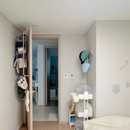 아기있는 집 수납🛋️🪑🛏️
저희는 한방을 패밀리룸으로 쓰고 있는데
그래서 그런지 수납할 수 있는 공간이
많지 않아요
최대한 깔끔하고 깨끗하게 유지하고자
수납을 보이지 않게 하려고 하는 편이랍니다
그래서 발견한 것이 문뒤 수납입니다
자주 쓰는 아기 가방이랑 책 수납 등을
하고 있는데 수납하기 참 좋아요
문뒤에 있어서 잘 안보이기도 하고 괜찮더라고요👍🏻
수납방법 참고해보세요
원룸이나 좁은집에 두면 넘 좋아요
색상도 문색이랑 비슷하게!
#현명한소비 #콘수프기록집 #문뒤수납 #문뒤수납장 #트롤리 #트롤리활용법 #트롤리추천 #옷걸이 #롤매트 #패밀리룸 #패밀리침실 #20평대침실 #21평 #수납 #수납팁 #인테리어꿀팁 