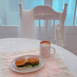 #콘수프기록집 #예쁜템최고야 
#breakfast
날씨 때문에 아침 산책을 안 갔어요.
새벽 4시30분에 일어났다가 다시 잠들어서
모처럼 아침잠을 길게 자고 일어났네요. 💤💤💤
늦잠 자고 일어나는 느낌! 뭔가 누리는 기분이에요. 😊
침대에서 나오자마자 커피 내리고
좋아하는 미니 햄버거를 예쁜 접시에 담아서 
거실에 앉아 옴뇸뇸 🍔🍔🍔☕️☕️☕️
요즘 매일 사용하고 있는 
우유비보울의 빈티지 리본 오벌 접시 🎀 예쁘죠 💕
작가님이 손으로 하나하나 만드시는 느낌이 
고스란히 느껴지는 멋스러운 접시예요.
리본이 예쁘게 얹어져 있어서 취저! 🎀
디저트 담기에 크기도 딱이고, 예뻐서 손이 자주 가요. 
모두들 수요팅!!! 💪💪💪
#프렌치인테리어 #화이트인테리어 #맞팔
#우유비 #우유비보울 #티타임 #홈카페
#앤틱 #빈티지 #빈티지접시 #리본접시 #타원접시
#오벌접시 #디저트접시 #핑크 #키친크로스 
#테이블보 #루버셔터 #가벽 #파티션