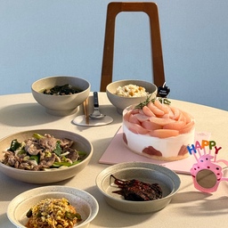 #오홈스토랑
간단하게 차려본 생일상 🎂
집에서 좋아하는 그릇에 예쁘게 담아봤어요!
#오늘의식탁 #우리집식탁 #플랫포인트식탁 