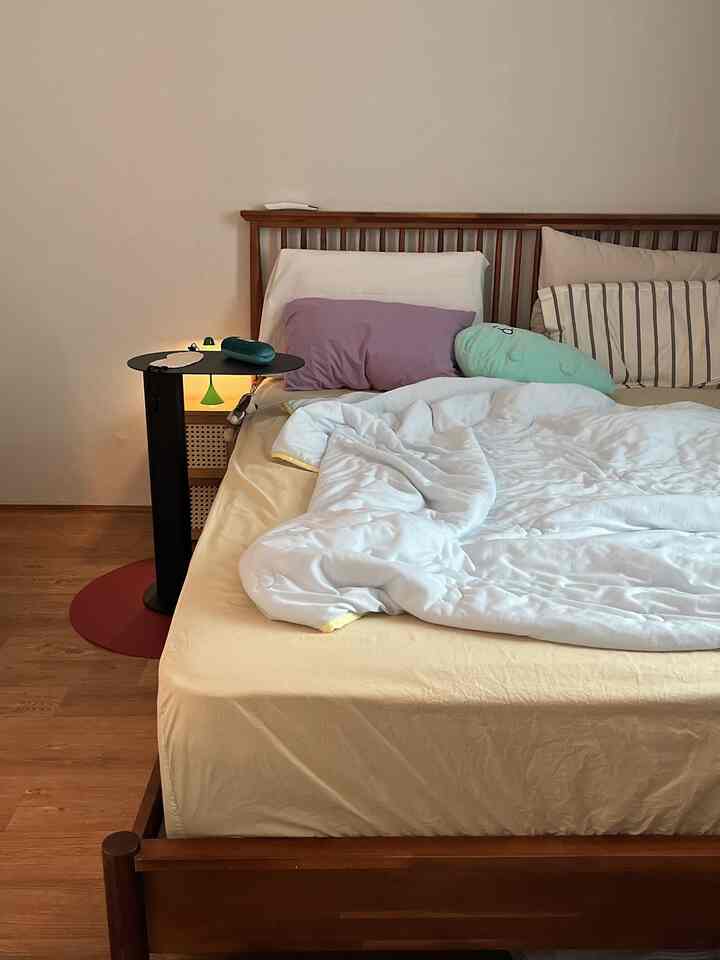 ＃寝室スタイルの洗濯頻度が高くなる夏！寝具で素早くスタイリングする🎀🧺🧸

サイドコミュニケーション - エアコンの下で寝る前に楽に座って、読書、映像視聴をしながら咀嚼のためのテム

ラグ - 暑い夏の眺めにも涼しい軽いマットはカンカンプリンセスデスクマット

枕カバー - 頻繁に交換が必要なだけ好きなカバーは飾る用途に着せておいて、実際に使用するお腹に寝具とセットで購入したお腹カバーを毎日交換してくれる

羽毛布団 - 冷たい布団、干し布団、ウール布団、冷たいエアコン風に適した四季の布団。

#寝室 #寝具おすすめ #夏布団 #夏寝具セット #寝具セット #寝具 #布団セット #布団推奨 #サイドテーブル #ソファテーブル #簡易テーブル #寝室協託 #ベッド協同 #バザール #スタイリングホーム #プリエル #アルア #カンクンプリンセス #ベッドフレーム#バイナリーショップ 