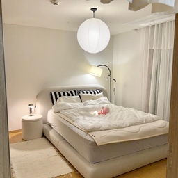 #침실스타일링
비움으로 꾸민 침실, 숨겨둔 꿀팁까지🛏️🤍
침실만큼은 최대한 머리도, 공간도 쉬어갈 수 있게 
꾸미고 싶었어요.😌
그래서 침실은 컬러도, 소품도 많이 덜어냈어요.
웜톤 벽지와 우드 마루를 기본으로,
둥근 패브릭 침대와 페이퍼 조명으로 
부드러운 분위기를 만들고,🕯️
블랙 포인트가 들어간 스트라이프 베개만 살짝 더해
심심하지 않게 균형을 맞췄어요.🖤
화려한 소품을 많이 두기보다
조명 하나, 패브릭 하나처럼
한 끗 차이가 되는 아이템들만 배치했더니
오히려 더 오래 봐도 질리지 않는 공간이 되었어요.
낮에는 햇살이 들어와 포근하고,
밤에는 간접조명만 켜도 호텔처럼 차분한 분위기가 만들어져서
요즘 가장 좋아하는 공간이기도 해요.🌙
침실은 예쁘게 꾸미는 것도 좋지만
결국 가장 중요한 건 편안하게 쉬는 공간인 것 같아요.
⸻
🤍 히든 꿀팁 (마지막 사진 2장)
침실은 휴대폰 충전도 해야 하고,
무드등이나 스탠드도 사용하다 보면
콘센트가 금방 부족해지고 선도 지저분해지잖아요.
저희 집은 침대 뒤 틈새 벽수납장 안에
멀티탭이랑 충전선을 모두 넣어두고
문만 닫아주면 끝!
겉에서는 선이 하나도 보이지 않아서
훨씬 깔끔한 침실을 유지할 수 있어요.🙌
여러분은 침실을 꾸밀 때 
채우는 편인가요, 비우는 편인가요?🤍
#침실 #침실인테리어 #침실꾸미기 #침실조명 #침실러그 #미니멀인테리어 #신혼집침실 #신혼집침실인테리어 #침실가구 #침실협탁 #침실커튼 #침실수납장 #침실무드등 #아늑한침실 #내추럴무드 #호텔침실 #포루투갈러그 #패브릭침대 
