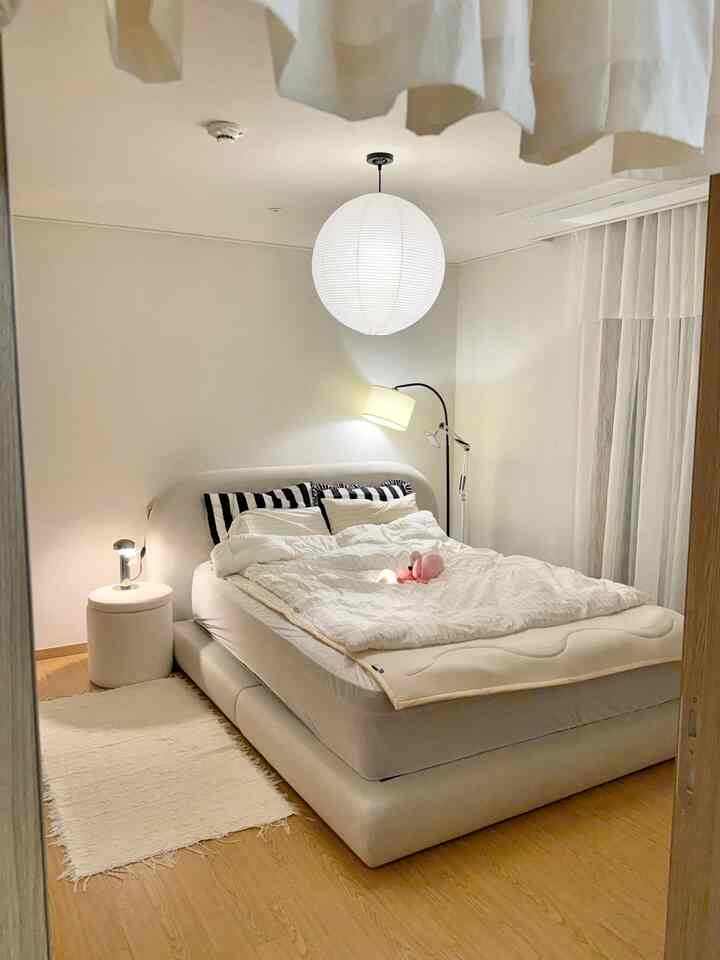 #寝室
空で飾られた寝室、隠された蜂蜜のヒントまで🛏️🤍

寝室だけはできるだけ頭も、空間も休むことができるように 
飾りたかったです。😌

それで寝室はカラーも、小物もたくさん取り除きました。

ウォームトン壁紙とウッドフロアをベースに、
丸い布のベッドとペーパーライトで 
やわらかな雰囲気を作り、🕯️
ブラックポイントが入ったストライプ枕だけ少し加える
気にしないようにバランスをとりました。🖤

カラフルな小物をたくさん置くより
ライトワン、ファブリックワンのように
きれいな違いになるアイテムだけを配置しました。
むしろもっと長く見ても飽きのこない空間になりました。

日中は日差しが入ってくると、
夜は間接照明だけをつけてもホテルのように落ち着いた雰囲気が作られて
最近好きな空間でもあります。🌙

寝室はきれいに飾るのもいいけど
結局、最も重要なのは快適に休む空間のようです。

⸻

🤍隠し蜂蜜のヒント（最後の写真2枚）

寝室は携帯電話の充電もしなければならず、
ムードなどやスタンドも使ってみると
コンセントがすぐに足りなくなり、線も汚れてしまうでしょう。

私の家はベッドの後ろの隙間の壁の収納の中にあります
マルチタップと充電ラインの両方を入れてください。
ドアだけ閉めてくれたら終わり！

外では線が見えません。
はるかにきれいな寝室を維持できます。🙌

寝室を飾るとき 
埋めるほうですか、空はほうですか？🤍

＃寝室＃寝室のインテリア＃寝室の装飾＃寝室の照明＃寝室のラグ＃ミニマリストのインテリア＃新婚旅行の寝室＃新婚旅行の寝室のインテリア＃寝室の家具＃寝室のコミットメント＃寝室のカーテン＃寝室の収納 #寝室のムードなど 