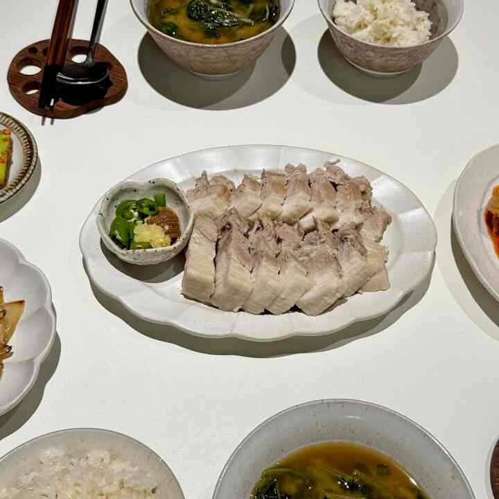 なんといっても韓国料理が最高です🤍

自宅で楽しむホームストーン🍽️

陶器の器に丁寧に盛り込んだ自分で作った料理（？）たち！
水肉、ほうれん草の味噌汁、玉ねぎニンニク炒め、白菜キムチ、きゅうり
そしてニンニク唐辛子を加えた幕屋まで

特別なメニューではなくても
好きなボウルに入れれば普通の一食ももっと美味しくなるようです！

自宅で一番好きな時間
今日もよく食べました🍛


#オーホームストア 