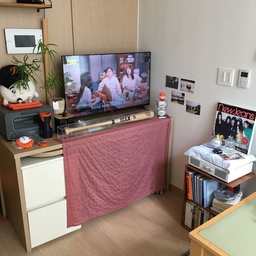 빈티지 5평 원룸 꾸미기 .. 🤍
저의 취미와 좋아하는 소품들로 꾸민 아기자기한 아지트 입니다 🚂 
작은 평수이지만 답답해보이지 않게 꾹 꾹 눌러 담았고, 형광등을 쓰지 않고 오늘의집에서 구매한 조명으로만 방을 밝혀 밤의 느낌을 무드있고 따뜻하게 가져가고 있어요 ..💡
#오늘의집 #원룸꾸미기 #복층원룸 #빈티지 #빈티지가구 #빈티지원룸 #무드등 #조명 #2인식탁 #테이블 #패브릭 #가림막커튼 #소품 #소품인테리어 #턴테이블 #ftc26기