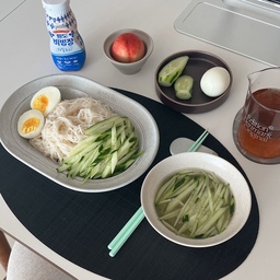 #오홈스토랑 역시 여름엔 비빔면 아닌가요오로롱🍐
저는 비빔장을 구매해놓고, 먹고 싶을 때 면만 삶아주면 
다양한 토핑을 얹어서 마음껏 소스양도 조절해서 먹을 수 있답니다.
자유부인의 필수그릇, 제가 가장 많이 꺼내쓰는 템들로 사사삭 꺼내봤어요.
대부분 스프볼을 많이 이용하게되더라구요. 한그릇요리를 자주 해먹는 1인임에 분명하다 ! 
#접이식테이블 #반타원테이블 #확장형테이블 #혼수그릇 #스프볼 #카레볼 #도자기추천 #도자기그릇 #인소일 #인소일그릇 #오덴세 #오덴세레고트 #오덴세그릇 #스타우브 #화이트트러플 #테이블매트 #간장종지 #소스볼 #티포트 #글라스웨어 #티코스터 #덴마크에디션 #바이너리샵 #오세일 #비빔면 #점심메뉴 #간식타임 #유리컵 #신비복숭아