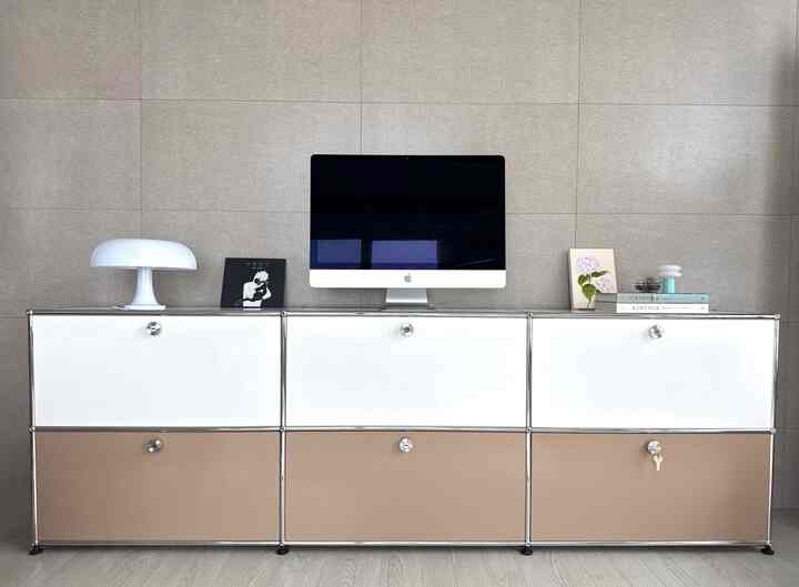 ＃アートウォールを飾る＃テレビなしのリビングルーム 

私たちの家のアートウォールは基本的にその製品です！
実際にフィルム紙を建設しようとしています。
1/3部分をちょうどusm収納状に隠してしまいました。
そして四半期ごとに上のきれいな小物を入れ替えておきます。

そのiMacは 
テレビ付きの穴が見えて隠そうとしました。
タイルを交換するのを心配しました。
最近シリコンでよく覆われているから
次に穴を埋めます。 

＃usmリビングルーム＃リビングルーム＃リビングルームを飾る＃アートウォール 
#2万ウォン大プレゼント #ユニーク小物 #照明インテリア #アルテミデ
＃サンライト電球＃スノーマン8＃アイマック＃ツートンリビングルーム 
#usmhaller #usmツートン #usmtv 
