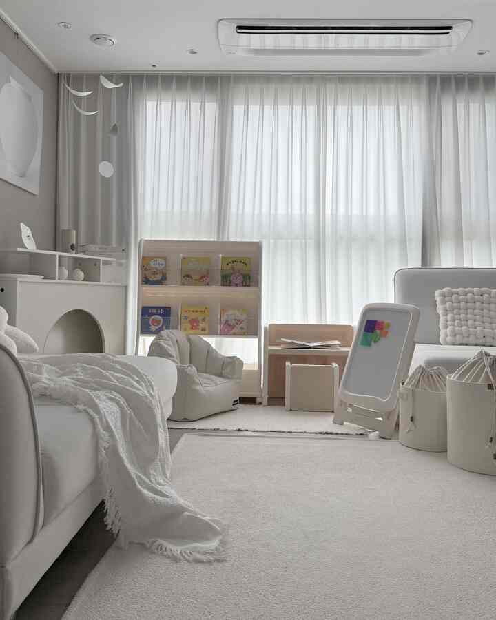 #협찬

リビングルームの一方で子供のためのスペースを作りました。
まだ若いので部屋に置くよりもリビングルームに 
フロントの本棚と居心地の良いソファも置いて  #아기책상세트 #아기쇼파 #자석보드 #아기있는집 #아기있는집거실 #아기용품 #아이가있는집 #아이책상 