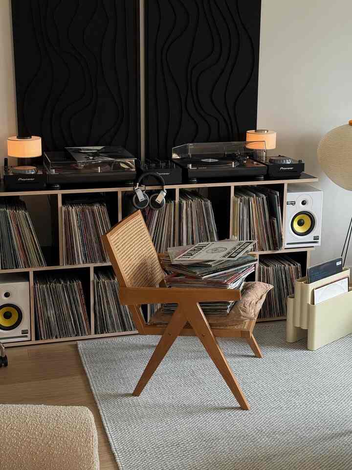 A listening corner built around the pleasure of slowing down. Stacks of records, warm wood, and soft ambient lighting make the space feel personal and relaxed, with everything close by for an unhurried afternoon at home.
Credit: @Joyceemli
#ListeningRoom #VinylCollection #InteriorInspiration #WarmMinimalism #ModernInterior #CozyLiving #HomeStyling #DesignDetails #CuratedHome #RecordPlayer #NaturalTextures #EverydayInteriors #NeutralHome #SlowLiving #LivingRoomDecor