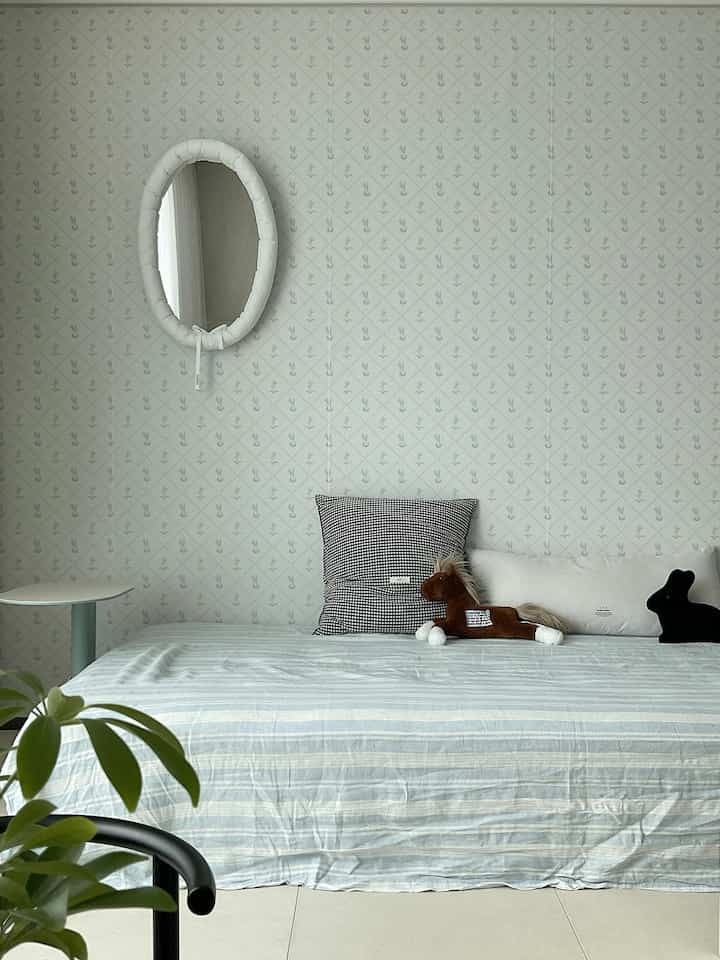 製品提供
リビングルームにソファを取り除き、マットレスだけをこすります🛏
ちょっと寂しいし、スペーステイラーの壁紙を貼ってみたかったのに、ちょっと連絡をいただきました！これはデスティニー🩵それもちょうど私が施工しようとしたデザインで🙊嬉しい気持ちですぐに受け取ったし、思ったより心の準備が必要だから先延ばしが昨日昼食を食べて急いで施工スタート！

初めて貼ってみるので2時間ほど汗を抜いたのに大変だっただけ大満足💙
本当に可愛すぎる、、、、、🙂‍↔️
新しいフォトゾーンができてとても良いです！
下院してきたシウも見てすぐ？変えてきれいに綺麗だと触れちゃいちゃん :)

私は既存の壁紙の比喩が少ない「サブリーナ」タイプで選んだし、デザインはSalvia 3051B リュニダン」―リムーバル粘着ファブリック壁紙と簡単に貼って簡単に外せるので後で回復する時も問題ありません！ 

空間に変化を与えたい場合は、壁紙を貼ってみるのも良い方法のようです。

#スペーステイラー 