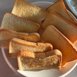 햇살 좋은 날의 아침 상차림 🍞
갓 구운 식빵에 바질페스토, 안키모, 오이, 망고까지.
거창하지 않아도 그릇 몇 개만 신경 쓰면 카페 부럽지 않은 브런치가 돼요.
양각 접시에 담으니 평범한 반찬도 괜히 근사해 보이는 마법 ✨
아침에 드는 햇빛이 제일 좋은 조명이더라고요.
오늘도 소박하지만 나를 위한 한 끼.
여러분의 아침 식탁은 어떤 모습인가요?
#오늘의집 #오늘의집라이프 #홈브런치 #브런치플레이팅 #테이블세팅 #식탁스타그램 #그릇스타그램 #양각접시 #홈카페 #아침식탁 #플레이팅 #집밥스타그램 #우드톤인테리어 #모닝루틴 #자취요리 #소박한밥상