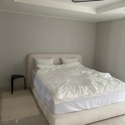 안녕하세요 모모홈 입니다🙇🏻‍♀️
#미니집들이 두번째를 시작합니다.
이번에 소개할 곳은 바로 ‘침실’ 인데요!
저는 평소에 잠을 정말 중요히 생각해서 침실 또한
최대한 필요한 것들만 매치하여 깔끔하고 
잠이 잘 들 수 있는 편안한 공간으로 만들어봤어요 🤍
#FTC기록 #FTC26기 #미니집들이 #안방인테리어 #안방꾸미기 #usmhaller #심플인테리어 #심플라이프 