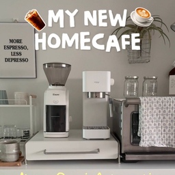 #콘수프기록 #콘수프기록집 
new homecafe ☕️
멋지게 달라진 홈카페를 소개합니다 (따란✨)
보아르 모노 반자동 커피머신은
어디든 부담스럽지 않은 한뼘의 컴팩트한 사이즈에
화이트톤의 예쁘고 깔끔한 디자인으로
좁았던 홈카페존이 여유가 생기고 더 환해졌어요 ✨
초보자도 어렵지 않은 직관적인 사용법에, 
싱글샷/더블샷등 사용자의 커피 취향에 맞는 
커스텀 메모리 시스템으로 원하는 커피를 내릴수 있고
스팀우유, 온수 추출 가능한 2IN1 노즐로 
우유거품 가득, 카푸치노도 쉽게 만들어요 ☕️
'이탈리아 ULKA 20BAR 펌프' 로 커피맛을 
안정적으로 잡아주고,  과압 방지를 위한 
OPV 압력 제어 시스템과 온도유지를 위한 
PID 온도 제어 시스템까지, 하이엔드 커피를 위한 
기능은 다 갖춘 보아르 모노 반자동 커피머신🤍
이제 집에서도 내가 원하는 찐한 카푸치노까지,
맛있는 커피를 내릴 생각에 설레는 하루입니다😚☕️
──────────────────
#보아르 #반자동커피머신 #보아르커피머신
#커피머신 #홈카페인테리어 #홈카페존 
#홈카페존꾸미기 #홈카페소품 #홈카페꾸미기 
#커피머신 #캡슐보관함 #그라인더 #커피그라인더
#밥솥수납장 #홈카페스타일링 #2단선반 #홈카페템 