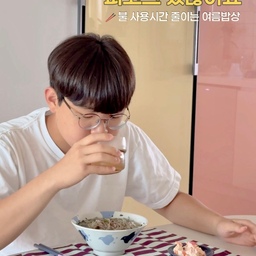 #광고
여름엔 요리보다 여유가 더 소중하잖아요☀️
에어컨을 틀어도 주방에서 오래 요리하다 보면
금세 더워지고짜증이 늘더라고요.
그래서 요즘은 불 앞에 오래 서는 시간을 조금씩 줄이고 있어요.
요즘 자주 준비하는 메뉴는 피코크 메밀소바.
면만 3분 30초 삶아주면 시원한 한 그릇이 금방 완성되고,
육수와 와사비, 고명까지 들어 있어 준비도 정말 간편해요.
저는 여기에 직접 간 무를 듬뿍 올리고 쪽파를 조금 더 더해 
취향대로 플레이팅했더니 집에서도 일식 전문점처럼 근사한 분위기가 완성됐어요. 🌿
메밀소바를 준비하는 동안에는 피코크 너비아니를 에어프라이어로 간편하게 데우고, 크래미아 샐러드를 곁들이니 영양도, 색감도 모두 만족스러운 여름 한 상이 되더라고요.
마지막으로 시원한 피코크 안동 찹쌀 냉동 식혜 한 잔까지 더하니 더운 날에도 한결 여유로운 식탁 완성🤍
오래 요리하지 않아도 충분히 맛있고 든든하게.
올여름은 불 앞에서 보내는 시간보다 가족과 함께하는 시간을 조금 더 늘려보세요.
📸 한여름 불 최소화 피코크 한 상 리스트 
• 피코크 메밀소바 4인 ₩9,980
• 피코크 너비아니 대용량 ₩13,980
• 피코크 크래미아 샐러드 ₩9,980
• 피코크 김유조 안동 찹쌀 냉동 식혜 ₩2,980
#이마트 #e로운쇼핑 #이마트앰배서더 #여름요리 #간편요리 #피코크 #밀키트 #여름밥상
