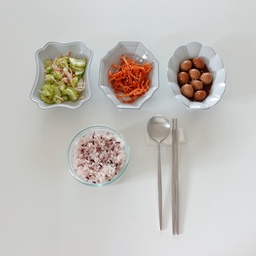 #오홈스토랑
오랜만에 반찬 좀 만들었어요.
진미채 무침, 크래미 넣은 오이 탕탕이
여기에 전에 만들어둔 메추리알 장조림까지
진짜 간단한 반찬인데
뭐 해먹는건 왜 이렇게 귀찮죠? ㅋㅋ
한번 만들었으니
이제 일주일은 반찬 걱정 끝!
쓰임 블랑 그릇세트 너무 잘 쓰고 있어요.
예쁜데다 반찬 넉넉하게 담기 딱 좋네요 👍🏻
#쓰임 #쓰임블랑 #찬기 #앞접시
#주방템 #디저트접시 #접시추천
#식기추천 #그릇세트 #그릇추천
#수저세트 #식탁 #집밥 #반찬
#콘수프기록집 #맞팔 #맞팔환영
