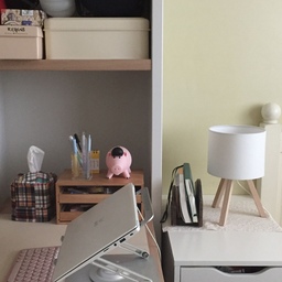 #오늘의우리집 #콘수프기록집 
아기자기 책상뷰 👩‍💻
#데스크테리어 #데스크테리어족 #데스크매트 #무인양품추천템 #무인양품수납 #휴지케이스추천 #핀터레스트 #핀터레스트감성 #아늑한침실 #아기자기 