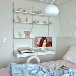 #침실스타일링 심플한 나의 침실 🛌✨
침실은 잠만 자는 공간이라 생각해서 
작은 방으로 선택하고 최소한의 가구만 두었어요 .ᐟ 
벽면을 템바보드로 시공해 포인트를 주고
침대 헤드도 리모델링할 때 함께 제작했어요 ◡̈ 
*벽지나 침대는 화이트로 하는 걸 추천드려요 
어떤 침구든 잘 어울려서 스타일링하기 편하답니다 
저는 살면서 레어로우 선반을 설치했는데
밋밋하던 벽면이 채워지니 공간이 훨씬 예뻐지더라고요
다양한 소품들로 분위기를 바꿀 수 있어 좋아요 👍🏻
(다만 가격은 사악하다는 사실 🫪)
공간이 넓지 않아 TV 대신 스마트 모니터를 두고
사용하는데 만족도 100%  📺🫧
잡동사니는 트롤리에 숨겨 보관하고 있어요 .ᐟ 
깔끔하게 정리할 수 있어서 만족스러워요 
간결하지만 아늑하고 편안한 침실 소개를 마칠게요 🤍
#침실꾸미기 #침실인테리어 #안방인테리어 #레어로우
#레어로우선반 #조명인테리어 #일광전구 #스노우맨
#포터블조명 #취미존 #오디오테크니카 #턴테이블
#lp수납장 #오브제 #탁상달력 #루메나조명 #트롤리
#여름침구 #침대스타일링 #발매트 #미니러그 
#침실리모델링 #마이뷰 #엘지스마트모니터 
#좁은방인테리어 #공간활용인테리어 #벽꾸미기 
