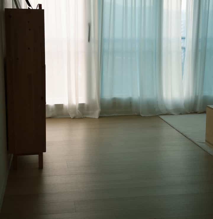 
日当たりの良いリビングルームの風景が大好きです。 

子供が好きなものをあちこちに置いて探してみる 
楽しい場所です。 

時々少しずつ家の変化を与えることもあります。 

ティッシュ自体だけでも良いオブジェになることもあります。 
子供の宝物がいっぱい入っているティーンケース 
学校から持ってきたものが家をカラフルにしてくれます。 

リビングルームの片側は子供の小さな図書館です。
家族全員が集まってボードゲームをする場所でもあります。 
ヨークゾーンとなる空間です。 


＃ftc記録＃ftc25＃家の装飾＃家の記録＃ミニマルライフ 