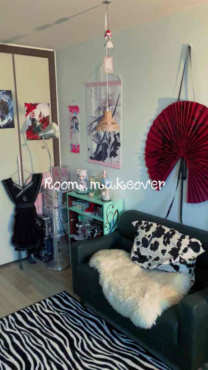 オタク彫刻家の部屋を紹介します⑉♥

私の部屋は終わりにあり、太陽の光がいっぱい入ってきた。
夏ごとにとても死にそうなんですよ（エアコンなし☠️）
それで今度は日陰の方にベッドも移し、窓際にはホームオフィスを作ってみました！
しっかり移動してからだからあまり暑かったと思います。
今夏は窓の外を見て本も読んで作業もたくさんしてほしい…。

#ftc26 #방꾸미기 #diy #리폼 #룸투어 #가구배치