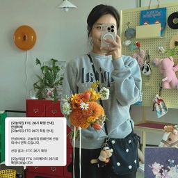 안녕하세요! 이번에 오늘의집 FTC 26기로 활동하게 된 꽃징홈입니다🥹
평소에 오늘의집에서 매일 예쁜 집 영감을 받곤 했는데, 이렇게 26기로 함께할 수 있게 되어 정말 설레요🤍 새롭게 만난 동기분들도 정말 반갑고, 저희 집 곳곳을 보여드린다 생각하니 떨리네요🥺
저에게 집은 단순히 머무는 공간을 넘어, 제가 좋아하는 것들이 겹겹이 쌓인 공간인데요:) 앞으로 이곳에서 저만의 확고한 취향과 애정이 가득 묻어나는 집 안의 구석구석을 차근차근 소개해 드리려고 해요!!(단 취향 많음 주의입니다!!!!!🙅‍♀️ㅎㅎㅎ)
가구 하나, 소품 하나에 담긴 이야기부터 제주라이프까지 열심히 공유해 볼 테니 많은 관심과 응원 부탁드려요!
우리 자주 자주 소통하며 지내요〰️〰️🏠 
#오늘의집 #오늘의집FTC #오늘의집FTC26기 #집꾸미기 #인테리어소통 #랜선집들이 #취향의집 #방꾸미기 #FTC26기첫째주미션 #ftc기록 #제주살이 #제주라이프 #플로리스트 