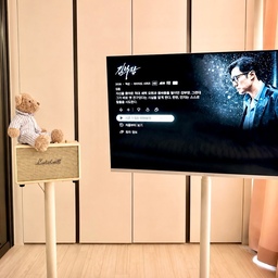 요즘 ‘김부장’ 보시는 분 계신가요?
액션 장면은 스피커로 들으니까 확실히 몰입감이 다르더라구요.
“한 편만 봐야지.” 했다가
또 다음 화를 누르는 게 문제지만요.😂
주말엔 좋아하는 드라마도 보고,
음악도 들으면서 한 주를 충전하는 시간이 가장 행복해요.🎵
이럴 때마다 ‘좋은 스피커 하나 잘 샀다’는 생각이 들더라구요. 
어디에 두어도 잘 어울리는 디자인에,
블루투스로 간편하게 연결하고, 스탠드에 올려두거나 분리해서 사용할 수 있어서 원하는 공간에서 사용하기도 편하더라구요.
벌써 오늘의집을 시작한 지도 6개월,
어느새 하반기가 시작됐네요.
남은 하반기에도
예쁜 공간과 살림 이야기,
소소한 일상까지 꾸준히 기록해볼게요.🤍
우리 모두 남은 하반기도 화이팅입니다! 😊
#콘수프기록집 #오늘의우리집 #콘수프기록 #스피커 #마샬스피커 #삼탠바이미 #침실인테리어 #침실꾸미기 #거실인테리어 #거실꾸미기 #거실조명 #데스크테리어 #눕소파 #소파 #소파커버 #오늘의가든 
#원룸 #원룸인테리어 #원룸꾸미기 #자취방꾸미기 #자취방 #자취방인테리어 #내돈내산 #집꾸미기 #방꾸미기 #작은방꾸미기 #프리미엄오브제