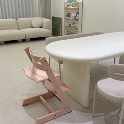 이사오면 꼭 하고싶었던 거실서재화
웜화이트 톤 인테리어로 꾸미면서
리바트 소파와 식탁과 의자도 톤 맞춰서 골랐는데
찰떡이라 아주 마음이 들어요
첫째때부터 쓰던 트립트랩 서린핑크
웜화이트 인테리어에 핑크 더하긔🤍🩷🤍
#거실서재화 #웜화이트인테리어 #웜화이트 #웜톤거실 #트립트랩 #트립트랩서린핑크 #서린핑크 #리바트오브니
#리바트소파 #썸앤데코식탁 #워지아식탁의자 #식탁의자
#전면책장 #필웰책장 

