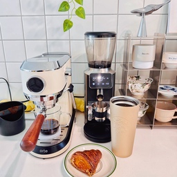 주말도 카페인수혈은 필수 ☕️
주말도 평일도 열일하는 홈카페존 🖤
#커피머신 #가정용커피머신 #홈카페 #자동그라인더 #반자동커피머신 #텀블러 #커피타임  1 #오늘의우리집 #콘수프기록집