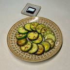 애호박은 구워만 먹어도 맛있어요🥒
아내가 예쁘게 구운 애호박 예쁜 접시에 담아봤습니다💛

#에르메스모자이크 #집들이 #플레이팅 #주방인테리어 #식기추천 