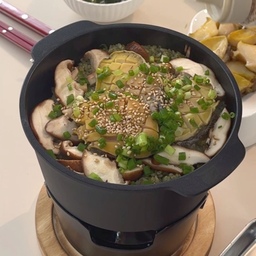 전복 솥밥 남편 몸보신 저녁메뉴👏🏻
즐거운 주말되세용🫶🏻
 #콘수프필름 #콘수프기록집 #오늘의우리집 #오홈스토랑 #저녁메뉴 #미니화로 #솥밥 #2인솥밥 #화로 #전복 #집밥 #주방인테리어 #도마 #세라믹 #세라믹그릇 #까사무띠 #그릇추천 #예쁜그릇 