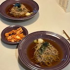 더운날 냉모밀 🍜
쯔유 물타서 냉동실에 두시간 넣어두고
면 삶아 호 로 록 ~ 
또 여름날 후딱 해먹을 수 있는 메뉴가 뭐가 있을까요 ? 
#신혼집 #신혼밥상 #저메추 #요리 #세라믹테이블 #르크루제 #면기 #겉절이 #새댁일상 
