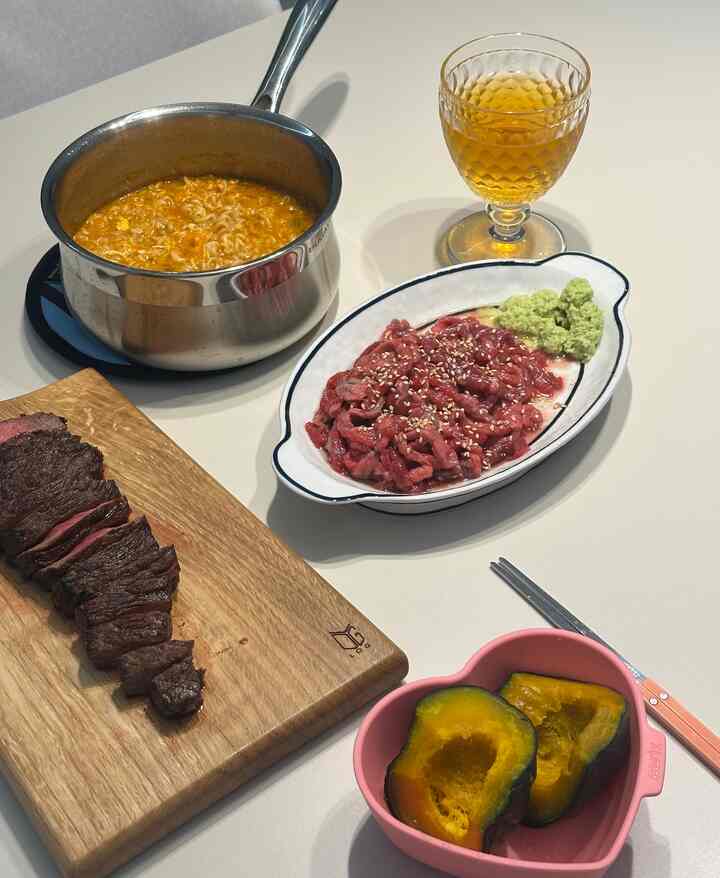 🍽️今日の夜は家でもう少し特別です

外で食べるのもいいけど、
自宅で好きな食べ物を一つずつ食べて食べる時間がさらに待たれることがあります。

途方もないプレーティングではなくても
きれいなボウルひとつ、好きなグラスひとつだけ加えてくれれば
普通のテーブルも雰囲気が変わりました。

最近は家で過ごす時間が増えただけ
食卓の上の小さな小物一つまで
もう少し気になると思います。

今日の夕方
おいしく、そして気持ちよく仕上げました。 🥩🍜🍷

#今日の家 #今日の家FTC