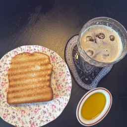 #오홈스토랑
🫠🫠
매일매일 집밥해먹는 재미로사는 우릐집(●’◡’●)ﾉ
집순이된 내인생 넘나릐 행보케,,,
토마토국수 꼭해드셔보세요!! 
전지현 언냐의 레시피 공개합니도 👩‍🍳
📍토마토국시 🍅🍅
*준비물 (1인분 기준)*
- 얼린 토마토 1개
- 두유면 1봉
- 깻잎 2-3장
*소스*
- 쯔유 3T
- 물 3T
- 화이트 발사믹 2T*
- 들기름 2T
- 알룰로스 1T
- 소금 한 꼬집
- 후추 한 꼬집
1. 얼린 토마토를 물로씻어주세요!
그리고 칼집내주면 껍질이 잘 벗겨져요 ㅎㅎ 먹기 좋은 크기로 비스듬하게 댕강 썰어주세요.
2. 쯔유 3T, 물 3T, 화이트 발사믹 2T*(* 식초 1T로 **대체 **가능*)*, 들기름 2T, 알룰로스 1T, 소금·후추를 넣고 소스를 만들어주세요.
3. 썰어둔 토마토를 소스에 넣어주세요.
4. 깻잎을 채 썰어 넣어주세요. (저는 없어서.. 루꼴라 넣었어용 ㅎㅎ근 데 깻잎이 계속 생각나는 맛 ㅠT)
5. 두유면을 넣고 잘 비벼 먹으면 완성!
꼭 해드셔보세요오 🍅
#토마토국수 #레시피 #레시피공유 #레시피추천 #여름레시피 #콘수프기록 #콘수프필름 #콘수프기록집 #집밥 #집밥기록 #모던인테리어 #르크루제 #르크루제접시 #빌레로이앤보흐 #시라쿠스커피잔 #시라쿠스접시 #로얄알버트 
