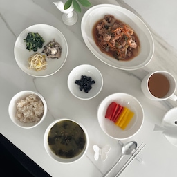 #예쁜템최고야 
하루 한 끼도 조금 더 정갈하게 차려보고 싶은 마음으로 완성한 오늘의 식탁 🤍
이번에는 헤리터 결시리즈 식기를 활용해 한식 위주의 집밥을 담아봤어요.
화이트 컬러의 식기는 어떤 음식과도 자연스럽게 어울리지만, 특히 한식처럼 색감이 다양한 메뉴를 담았을 때 음식 본연의 색을 더 돋보이게 해주는 장점이 있어요.
메인 요리는 넉넉한 타원형 볼에 담아 식탁의 중심을 잡아주고, 반찬은 작은 볼에 나누어 담아 각각의 색과 형태가 잘 보이도록 배치했어요. 같은 화이트 톤의 식기라도 그릇의 크기와 깊이가 다양하면 단조롭지 않고 훨씬 풍성한 느낌을 줄 수 있어요.
또 하나 마음에 들었던 점은 결시리즈의 은은한 질감이에요. 매끈하기만 한 도자기와 달리 자연스러운 결이 더해져 따뜻한 느낌을 주고, 매일 사용하는 식기지만 특별한 날처럼 정돈된 분위기를 만들어줘요.
플레이팅을 할 때는 거창한 요리보다도
✔ 메인 음식은 큰 그릇에 담아 중심 잡기
✔ 반찬은 작은 그릇에 나누어 색감 살리기
✔ 같은 계열의 식기로 통일감 주기
이 세 가지만 신경 써도 집밥이 훨씬 근사해 보이는 것 같아요.
매일 먹는 한 끼가 조금 더 기다려지는 방법, 예쁜 식기 하나로도 충분히 만들 수 있네요 🤍
#콘수프기록집  #헤리터 #헤리터결시리즈 #식기세트 #그릇추천 #화이트식기 #도자기그릇 #예쁜그릇 #그릇플레이팅 #플레이팅 #홈카페 #홈테이블링 #테이블세팅 #집밥플레이팅 #한식플레이팅 #오늘의집살림 #살림템 #주방용품 #주방인테리어 #주방살림 #감성주방 #화이트인테리어 #미니멀라이프 #미니멀주방 #단정한집 #정갈한식탁 #홈다이닝