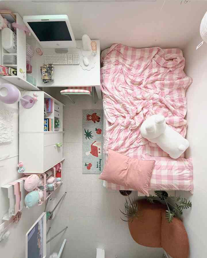 私の好みいっぱい詰め込んだ2坪寝室 - ！

小さいけどソファもベッドもテレビも入れて、
部屋の中で一日中すごく良く飾りました💗

＃寝室スタイリング＃2平＃寝室＃小部屋＃ラグ＃バルマット＃1
＃ルーム＆テレビ＃トロリー＃イケア本棚＃バゲボ＃デコタイル＃植物
＃調和＃ミッフィー人形＃鉄製棚＃マルチタブクリーンボックス＃航空ショット