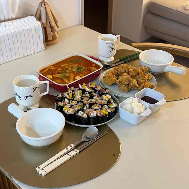 #오홈스토랑

久しぶりに分食！ 
実は葉餅セットさせて食べましたが田舎なので配達料が7500..🙄😵あきらめて
近所のチキン屋にトッポッキとさせましたが、ご飯なしまた残念ですか？
私はちょっとキムバプを作って一緒に食べました。  #저녁메뉴 #예쁜그릇 #앞접시 #예쁜수저 #커트러리 #테이블메트 #헤리터 #맞팔