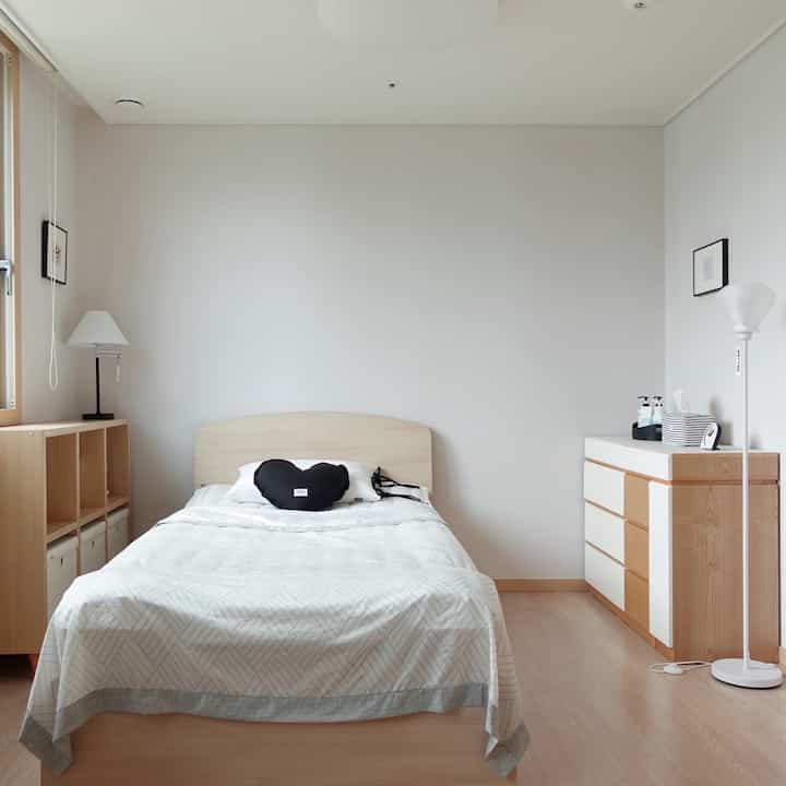 #寝室

狭い部屋でスペースを広く使うには 
ベッドのようにかさばる家具は壁に付けるのがいいです。
私の部屋は窓辺の壁から来る熱気と冷たい風がひどいです。
窓際の下に本棚を置きましたが、その隣にベッドを配置しました。

両壁にブラックフレームの額縁と
ダンスタンド、ジャンスタンドも一つずつ置いて
自分の前に使っています。

夏なので、寝具はすべてデュラロンとして使用されています。
本当のデュラロンのない夏は想像したくないです😊



＃小さな部屋を飾る＃部屋を飾る
＃寝室の装飾＃寝室のインテリア＃夏の寝具
＃冷たい布団＃冷たいパッド＃夏の布団
＃夏の寝室のインテリア＃寝室の照明＃照明のインテリア
#ジャンスタンド #ダンスタンド #照明おすすめ
＃フレーム推奨＃インテリアフレーム＃寝室引き出し
＃コンスープ記録集
