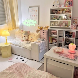 완벽한 오타쿠존 만들기🍥
예전부터 꼭 만들어보고 싶었던 만화책 아지트!
드디어 완성해서 사진으로도 슬쩍 올려봅니닷 ⸝⸝ ᷇•⩊• ᷆⸝⸝
 편하게 기대앉을 수 있는 소파랑 만화책장을 같이 두니까
완전 덕후 로망 실현 완료 ̑ ᴗ ̑ ✧
요즘은 여기 앉아서 보내는 시간이 
하루 중 제일 행복한 시간이에요🥹
 조만간 짧은 룸투어 영상으로도 소개해볼게요! 
#오늘의집 #스페셜크리에이터 #오늘의집크리에이터 #덕후존 #덕후룸 #덕후의방 #오타쿠방 #오타쿠방꾸 #리락쿠마 #이케아선반 #2인소파 #만화책장 #만화책존 #만화방 #소파토퍼 #집꾸미기 #인테리어액자 #아이방인테리어 #공간분리 #핑크인테리어 #패브릭포스터추천 #패브릭포스터 #귀여운쿠션인형 #이케아 #철제수납함 #책상서랍
